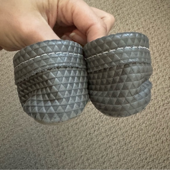 Freshly Picked Textured Gray Leather Moccasin Baby Shoe size 2 - Picture 7 of 8